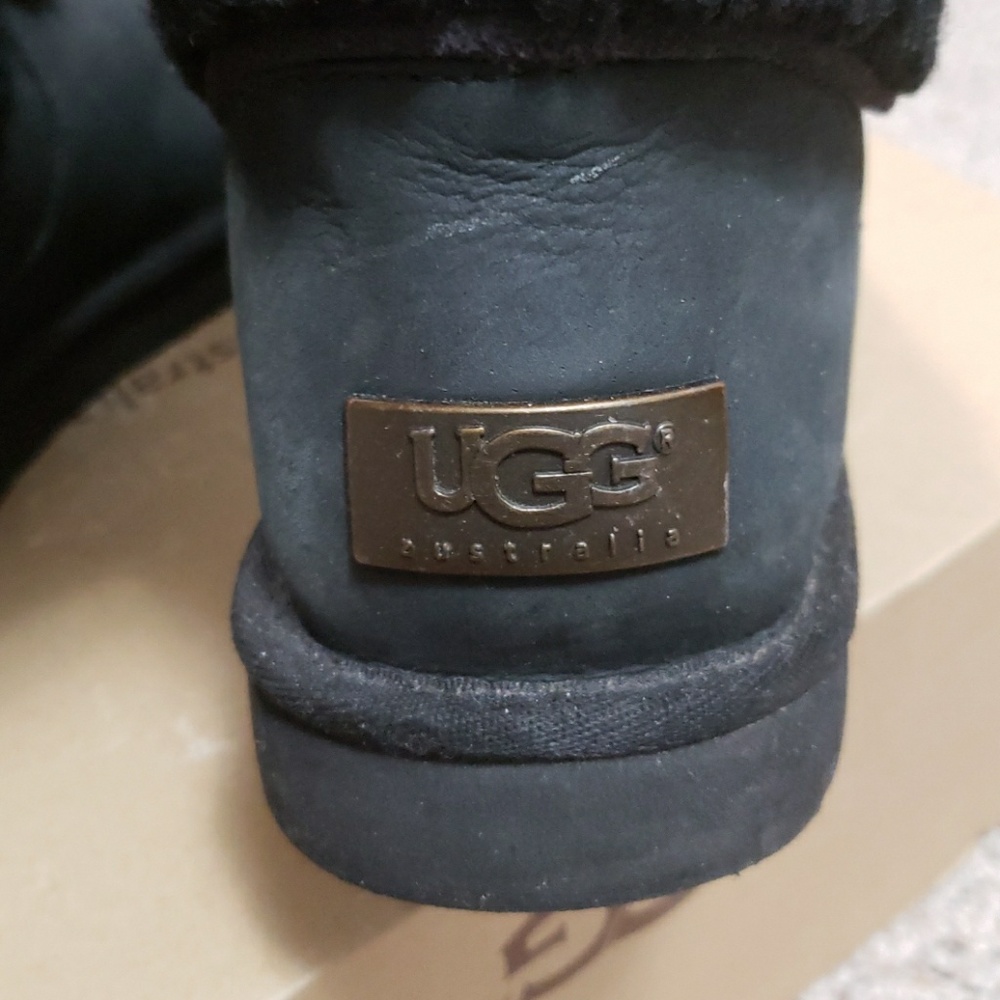 Black ankle uggs